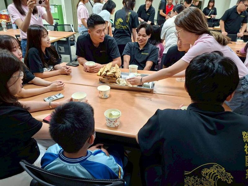 桃園市立圖書館、南勢國民小學22日與日本千葉商科大學師生辦交流活動,共同實踐「友好‧分享‧永續」理念,深化台日友誼。(桃市圖提供)中央社記者葉臻傳真 114年8月22日
