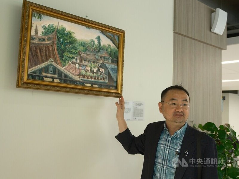 駐洛杉磯台北經濟文化辦事處新館落成,文化部駐洛杉磯臺灣書院主任簡德源(圖)介紹友達光電FindARTs螢幕,逼真呈現已故畫家陳澄波作品。中央社實習記者周順興攝 114年8月22日