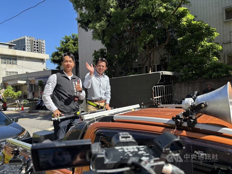 民眾黨主席黃國昌（右）22日偕黨公職在台北市區進行車掃，盼在最後關頭衝高核三重啟公投投票率。中央社記者郭建伸攝　114年8月22日