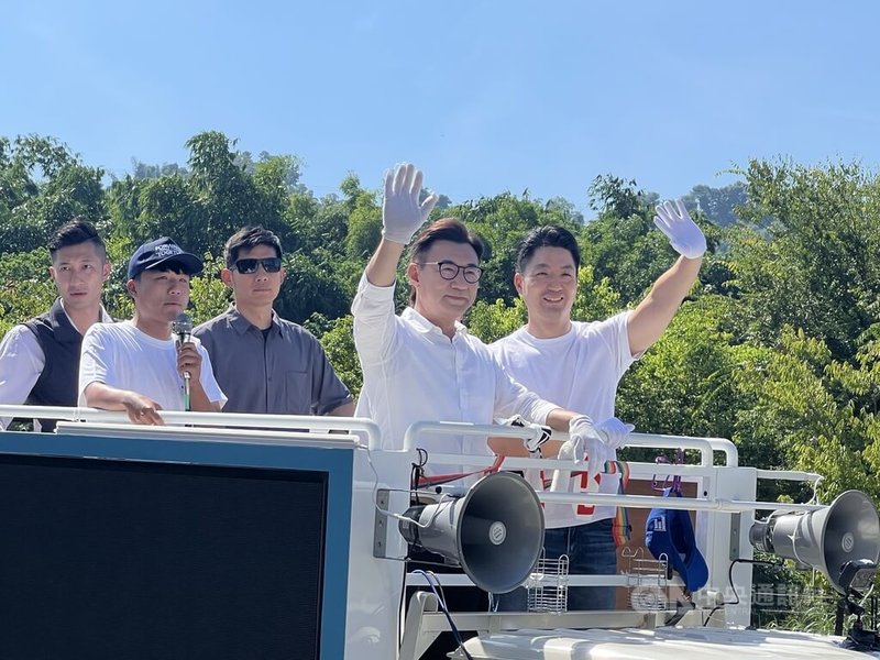 台中市第2波罷免國民黨3名立委23日投票，台北市長蔣萬安（右1）22日陪同立法院副院長江啟臣（右2），在豐原區車隊掃街，向民眾揮手呼籲投不同意罷免票。中央社記者郝雪卿攝  114年8月22日