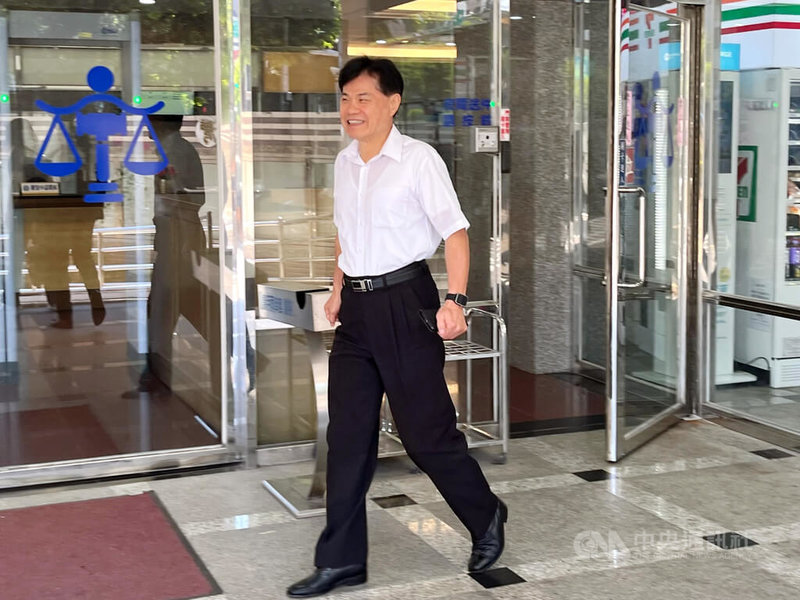 新北檢偵辦民進黨立委蘇巧慧、張宏陸及李坤城罷免提議涉偽造案,6月間起訴31人。新北地方法院22日開準備庭,國民黨板橋黨部執行長謝慶認(圖)在庭上坦承犯行,庭後快步離去。中央社記者趙敏雅攝 114年8月22日