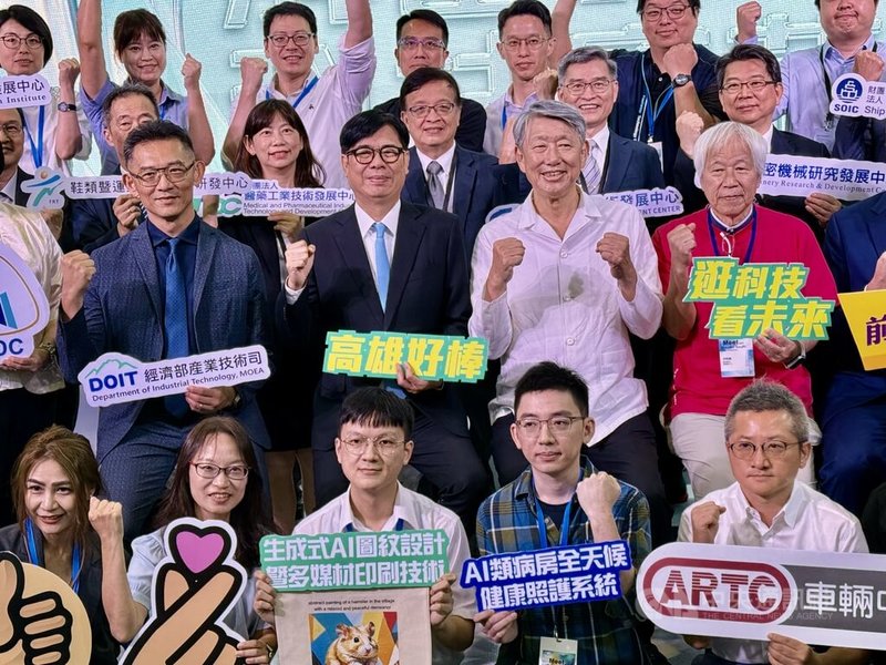 2025亞灣新創大南方展正式登場,高雄市長陳其邁(中排左2)、經濟部長郭智輝(中排右2)22日到高雄展覽館,共同為活動揭開序幕。中央社記者董俊志攝 114年8月22日