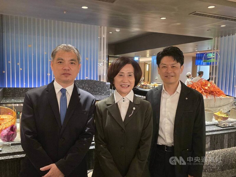 漢來美食(1268)宣布,旗下金雞母吃到飽餐廳品牌「島語」在高雄開出第2家店,漢來美食董事長林淑婷(中)表示,今、明年還會加速展店。中央社記者江明晏攝 114年8月22日