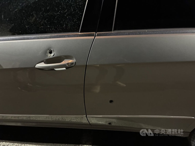 新北市蘆洲區某停車場日前發生槍擊案，造成被害人車輛多處彈孔，警方已鎖定槍手身分，全力追緝。（翻攝照片）中央社記者王鴻國傳真　114年8月22日