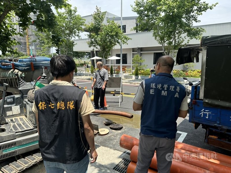 蘇姓與吳姓男子分別經營環保科技公司與清潔衛生行,為節省進廠處理廢棄物應繳納的處理費,與承攬污水下水道工程的業者勾結,藉此違法棄置污水廢棄物逾1000公噸,不法所得總計新台幣517萬餘元。台中地檢署偵辦後,日前將蘇男等人起訴。(翻攝照片)中央社記者蘇木春傳真 114年8月22日