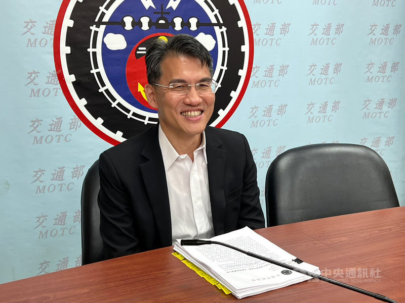 為避免不法業者透過自由貿易港區從事違規轉運行為,交通部航政司長韓振華(圖)22日表示,擬修正自由貿易港區設置管理條例,由現行最高新台幣30萬元罰鍰提高至300萬元,修正草案已預告,預告期30天,將依程序陳報行政院,希望能在今年底前送至立法院審查。中央社記者黃巧雯攝 114年8月22日