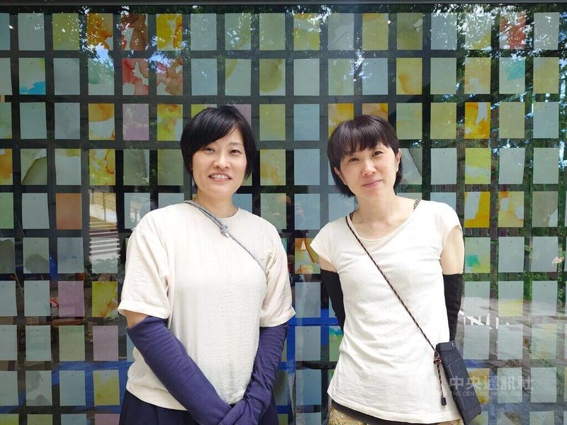 日本藝術家狩野朋子(左)、中坪多惠子(右)攜手為2025馬祖國際藝術島打造作品「馬祖島來信」,將島嶼常見顏色化為明信片,邀請民眾透過書寫與寄送的過程,向全世界傳達馬祖的美好。中央社記者潘欣彤攝 114年8月22日