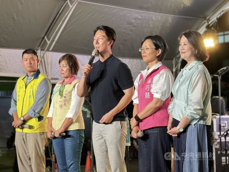 中國國民黨籍立法委員羅明才罷免案23日投票,罷免團隊22日辦晚會,民主進步黨籍立委蘇巧慧(右2)、吳思瑤(右)與民進黨發言人吳崢(右3)等現身助陣,希望催出同意票。中央社記者趙敏雅攝 114年8月22日
