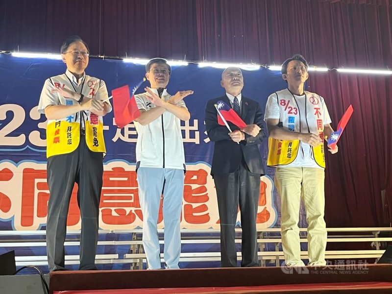 中國國民黨籍立法委員羅明才(左2)罷免案23日投票,羅明才22日辦晚會,包含台灣民眾黨主席黃國昌(右)、立法院長韓國瑜(右2)及桃園市長張善政(左)等到場站台。中央社記者趙敏雅攝 114年8月22日