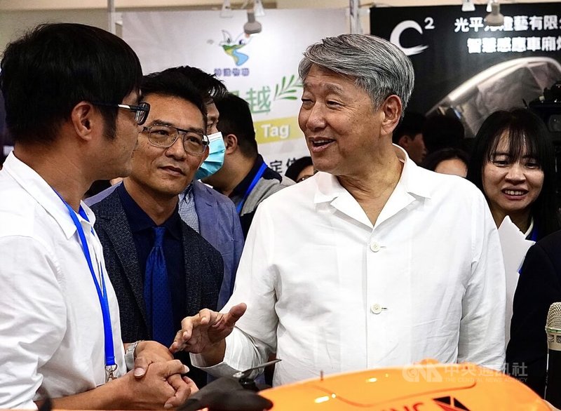 「2025 Meet Greater South Expo亞灣新創大南方」22日在高雄展覽館登場,經濟部長郭智輝(前右)出席開幕活動,會後參觀新創展館,了解多項創新應用成果。中央社記者董俊志攝 114年8月22日