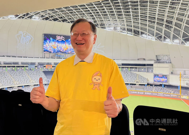器官移植是與死神搶命手段,但手術完成後的恢復過程也很漫長,台大醫院22日晚間特別邀請器官移植病童到台北大巨蛋看棒球賽,院長余忠仁(圖)表示,盼能鼓勵孩子朝永久健康繼續努力。中央社記者沈佩瑤攝 114年8月22日