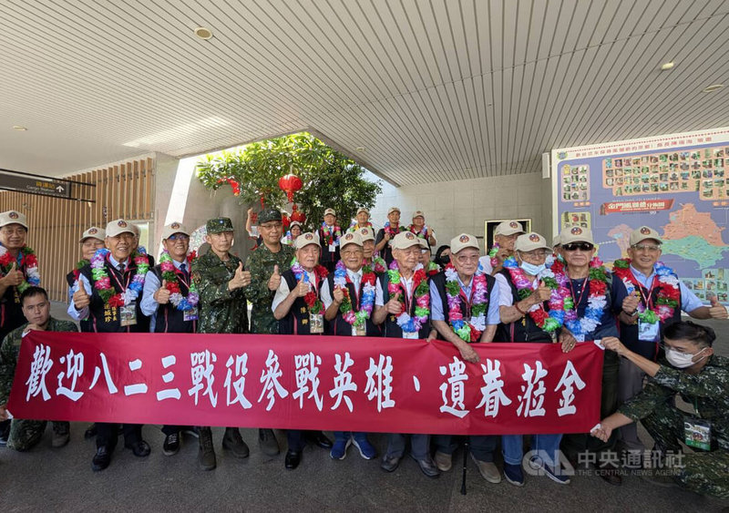 陸軍司令部於22、23日在金門舉辦823戰役67週年紀念活動,金防部指揮官黃先任中將(前左4)22日上午率官兵在金門機場迎接陸續抵達金門的參戰官兵及遺族遺眷。中央社記者吳玟嶸攝 114年8月22日