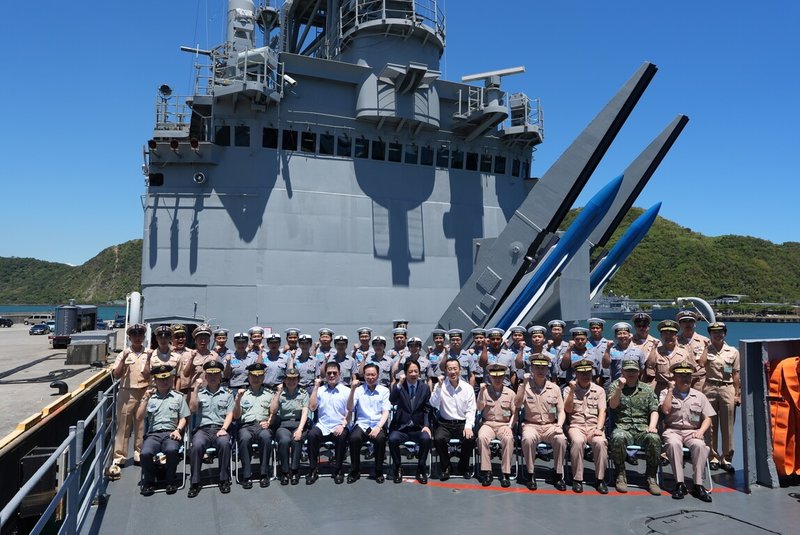 總統賴清德22日至宜蘭蘇澳勗勉海軍艦指部168艦隊，針對行政院對於軍人加薪議題提釋憲，總統說，如果沒有違憲會追補，如果有違憲，可能要用另外的方式照顧國軍。（總統府提供）中央社記者溫貴香傳真　114年8月22日