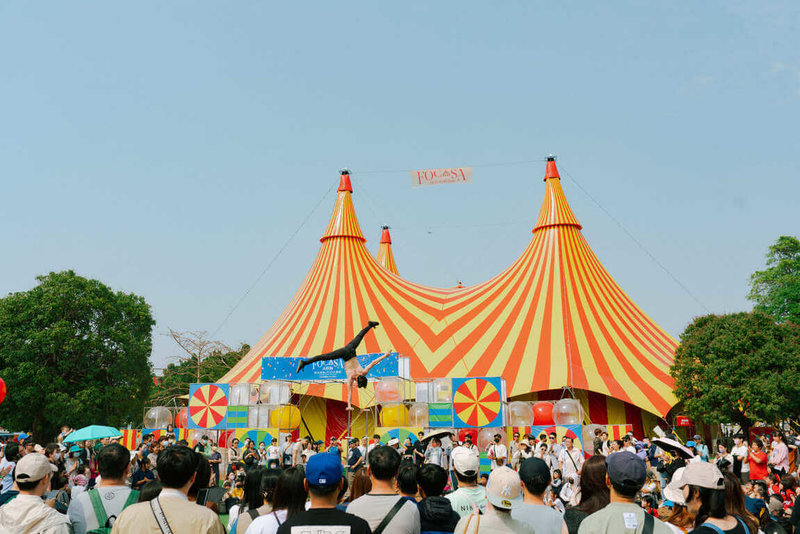 2025年FOCASA馬戲藝術節將自10月3日起至12日,連續兩週的週五、週六及週日在高雄展覽館輕軌站旁大草地登場,活動打造3頂巨型馬戲篷,共有101場表演。(FOCASA馬戲團提供)中央社記者林巧璉傳真 114年8月22日
