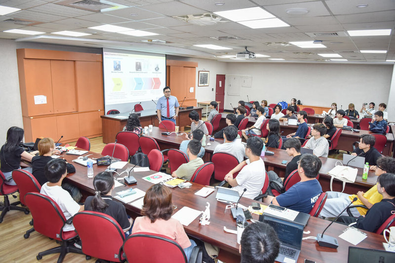 台師大在暑假開設半導體、AI密集課程，吸引日本熊本大學、熊本縣立大學共28名學生來台，與台灣學子一起以全英文上課。（台師大提供）中央社記者陳至中傳真　114年8月22日