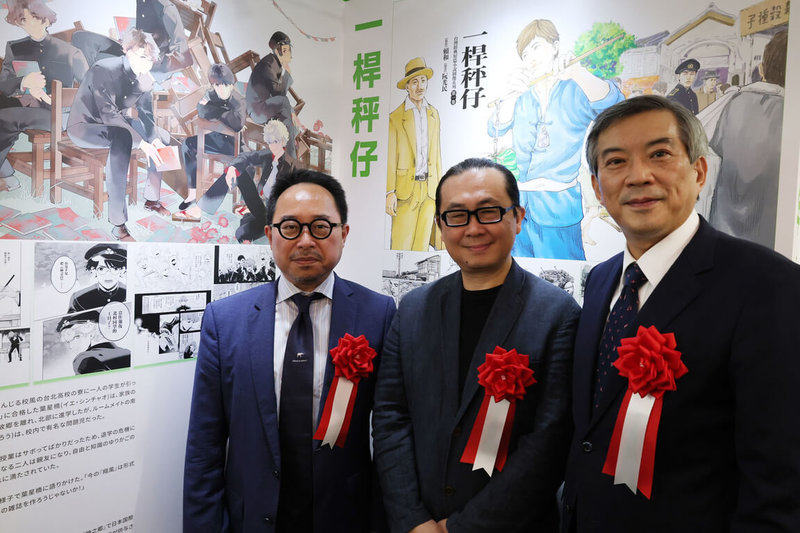 文化部駐日台灣文化中心主辦的年度展覽「多元台灣文化漫畫展」22日在東京正式開幕,駐日代表處副代表周學佑(右)、漫畫家阮光民(中)及文化部駐日台灣文化中心主任曾鈐龍於阮光民作品前合影。(駐日台灣文化中心提供)中央社記者戴雅真東京傳真 114年8月22日