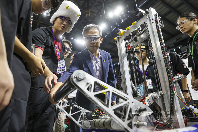 雙北盃FRC機器人季後賽22日登場,來自8縣市的31支隊伍同場競技,台北市副市長張溫德(中)出席開幕儀式,並聆聽參賽隊伍簡報機器人設計理念。中央社記者鄭清元攝 114年8月22日