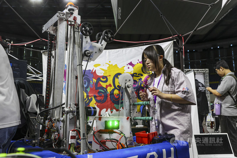 雙北盃FRC機器人季後賽22日登場,來自8縣市的31支隊伍同場競技,參賽隊伍在賽前為機器人做最後調整。中央社記者鄭清元攝 114年8月22日
