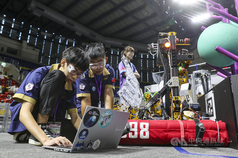 雙北盃FRC機器人季後賽22日登場,此次賽事集結來自全台8縣市共31支隊伍同場競技,盼藉此讓國內學子體驗到世界級賽事氣氛,同時培養學生在科學、技術、工程和數學等跨領域學科能力。中央社記者鄭清元攝 114年8月22日