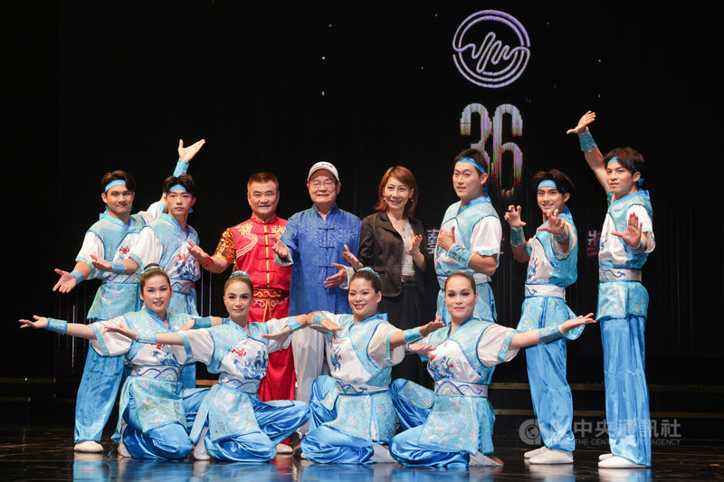 第36屆傳藝金曲獎即將頒獎,典禮總導演郎祖筠(後排右4)、「台灣民謠歌王」劉福助(後排左4)及台灣特技團等表演團體22日進行最後彩排,力求完美演出。中央社記者裴禛攝 114年8月22日
