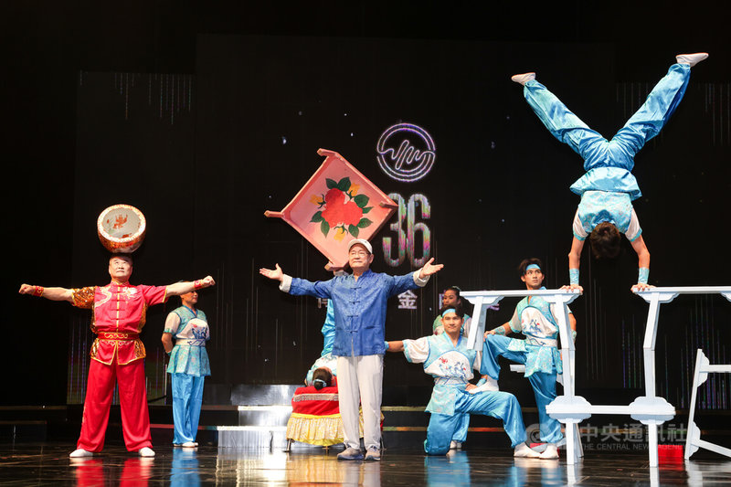 第36屆傳藝金曲獎將在台灣戲曲中心頒獎,今年以「代」為年度主題,象徵世代更迭與文化傳承,「台灣民謠歌王」劉福助(前中)及台灣特技團等表演團體22日下午進行彩排。中央社記者裴禛攝 114年8月22日