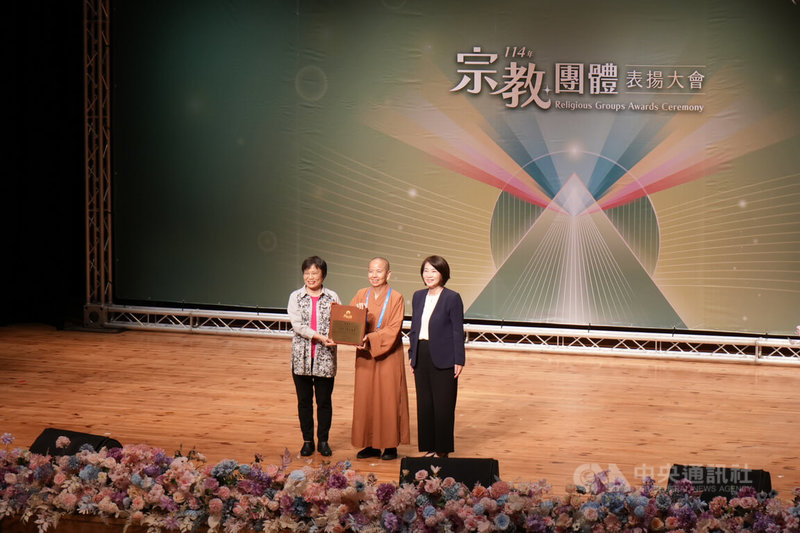 內政部114年度宗教團體表揚大會22日在屏東縣登場，內政部長劉世芳（左）頒發「宗教公益獎」給屏東縣獲獎單位南海寺，由起群法師（中）代表領獎，屏東縣長周春米（右）同台慶賀留影。中央社記者黃郁菁攝  114年8月22日