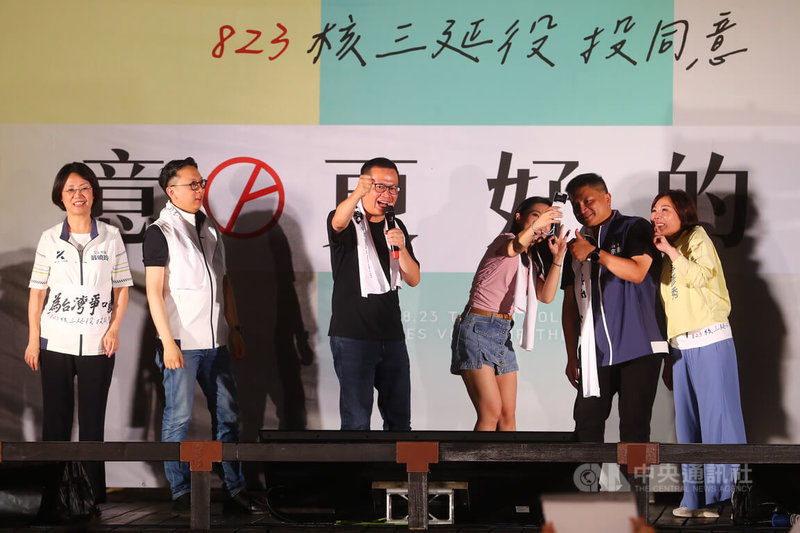 核三延役公投23日將登場,民眾黨22日晚間在台北榮星花園舉行「Taiwan Restart公投之夜」全力催票,國民黨立委羅智強(左3)、葛如鈞(左2)、翁曉玲(左)等到場站台,齊聲呼籲公投投同意。中央社記者王騰毅攝 114年8月22日