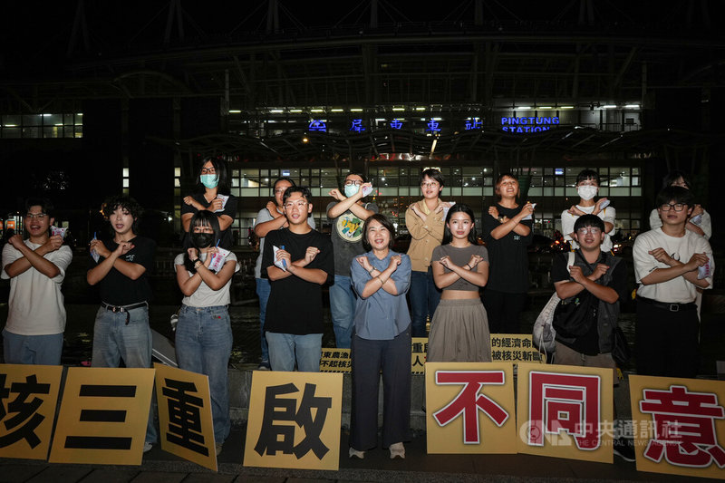 核三重啟公投倒數，屏東青年22日晚間在屏東火車站前公民短講，呼籲民眾投不同意票，縣長周春米（1排右4）到場支持，感謝活動號召青年林囿任（1排左4）為土地發聲。中央社記者黃郁菁攝  114年8月22日