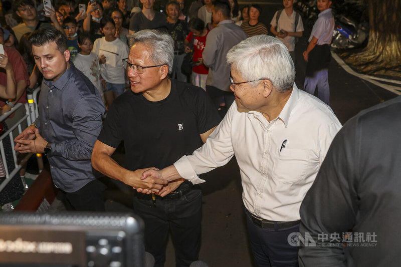 輝達(NVIDIA)執行長黃仁勳(右2)22日快閃來台,晚間與台積電董事長魏哲家(右)共進晚餐,兩人離去前在餐廳外握手致意。中央社記者鄭清元攝 114年8月22日