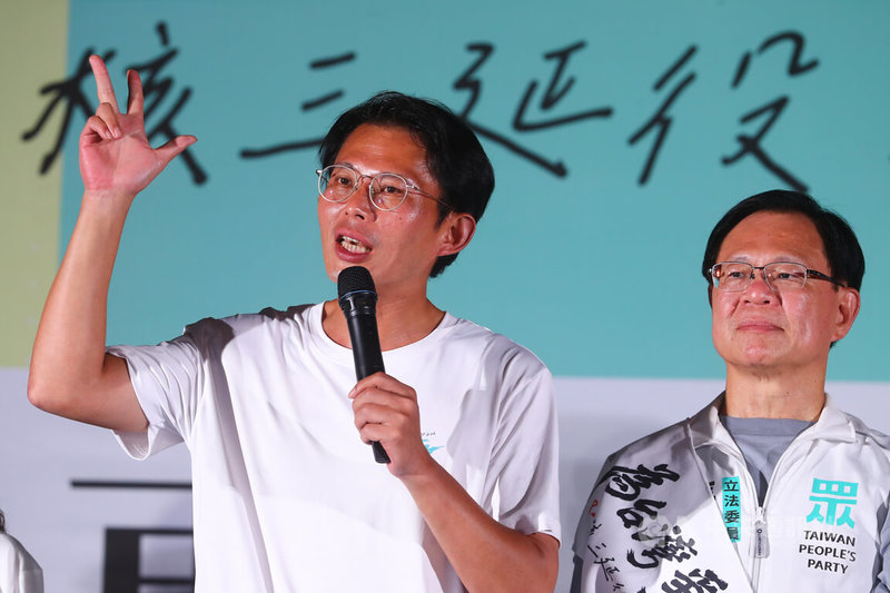 核三延役公投23日將登場,台灣民眾黨22日晚間在台北榮星花園舉行「Taiwan Restart 公投之夜」造勢活動,號召民眾支持核三延役,黨主席黃國昌(左)登台全力催票。中央社記者王騰毅攝 114年8月22日