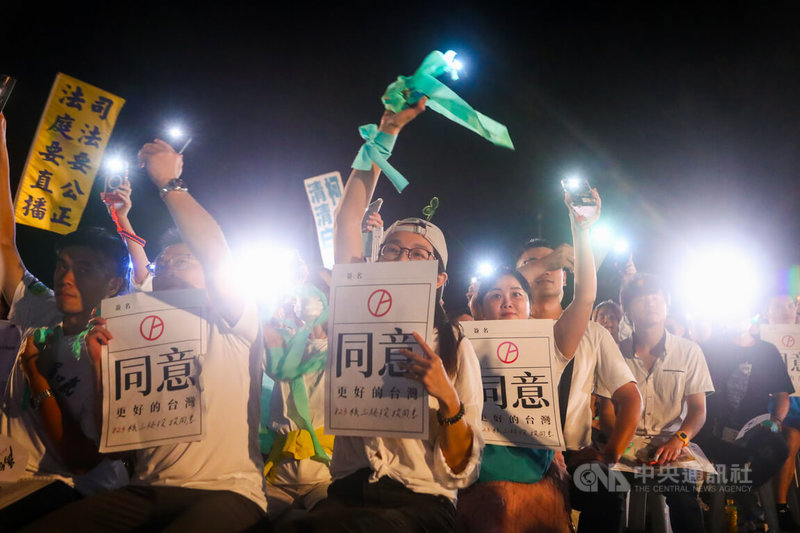 台灣民眾黨22日晚間在台北榮星花園舉行公投之夜,號召民眾支持23日登場的核三延役公投案,現場與會者熱情響應。中央社記者王騰毅攝 114年8月22日