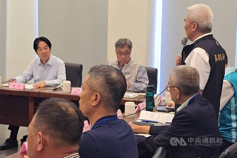 美國對等關稅影響鬼頭刀相關產業出口,為聽取漁民及加工業者心聲,總統賴清德(後左)22日前往宜蘭縣蘇澳區漁會進行座談。中央社記者沈如峰宜蘭縣攝 114年8月22日