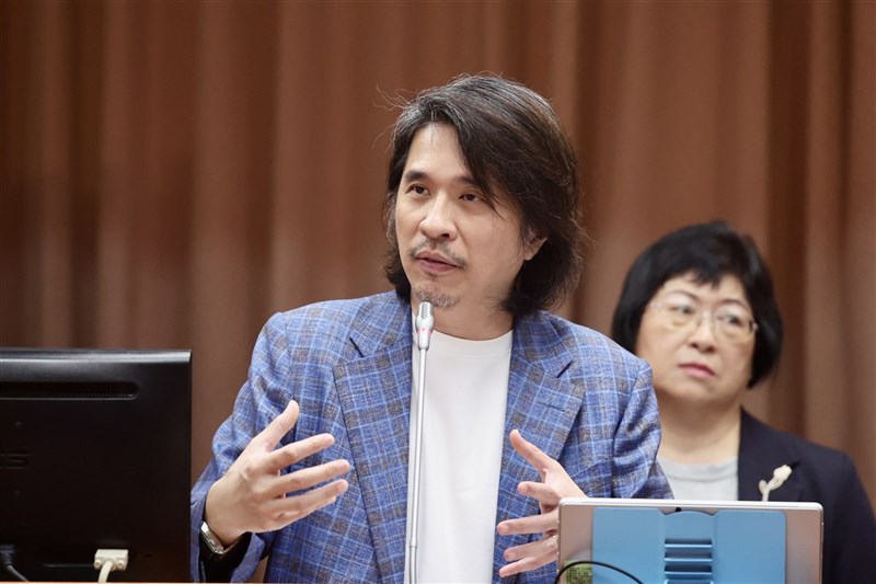 教育部次長葉丙成（圖）涉揭露性平案當事人個資，性平會調查結果22日公布，認定未違反性平法。教育團體大都表示，尊重性平會依法調查，但此事嚴重影響社會觀感，葉丙成仍應負政治責任。