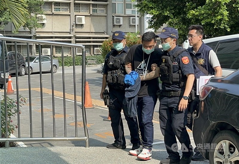 圖為前76行者召集人陳修將(左2)虐打女友致死判刑確定棄保潛逃,彰化警方於114年5月將他逮捕歸案,並解送彰化地方檢察署。(中央社檔案照片)