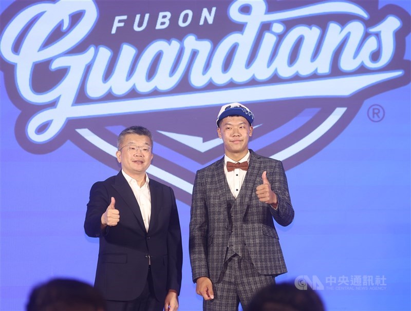 中華職棒富邦悍將22日宣布完成季中選秀會的球員簽約作業,首輪新秀張育豪(右)以簽約金新台幣560萬元、合約總計740萬元的條件加盟。(中央社檔案照片)