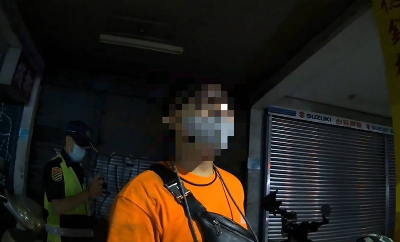 台南市29歲陳姓男子22日凌晨和友人騎車雙載出門卻發生車禍,警員到場處理發現陳男神情有異,查證身分才知是陳男遭6縣市檢院通緝,當場被逮解送歸案。(台南市警局提供)中央社記者張榮祥台南傳真 114年8月22日