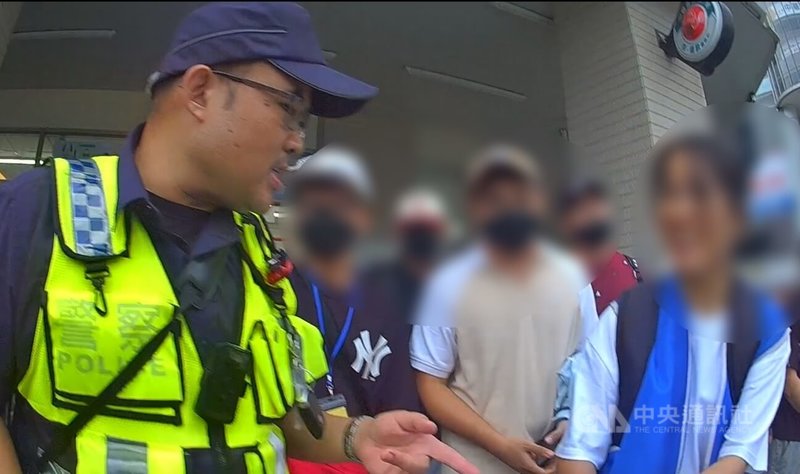 4名來自越南的高中生來台就讀產學合作僑生專班,日前休假時搭公車到台中市區逛街,因人生地不熟而迷路,警方獲報後到場協助僑生回宿舍。(翻攝照片)中央社記者蘇木春傳真 114年8月22日
