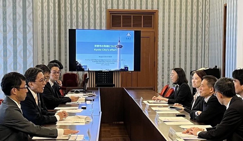 日本京都市市長松井孝治(左2)與國發會主委劉鏡清(右2)進行會談。(國發會提供)中央社記者潘姿羽傳真 114年8月22日