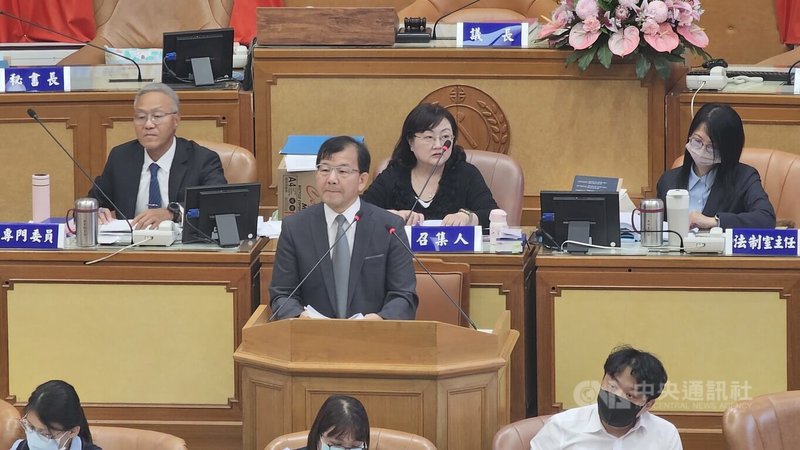 新北市政府民政局長林耀長（中立者）22日在新北市議會答詢時說，位於新北板橋區的新北市公立殯儀館內屬非交通道路，過往確有多起擦撞糾紛，民政局將整體研議停車規畫。中央社記者王鴻國攝　114年8月22日