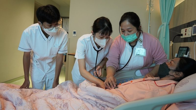 屏東縣政府啟動「護理人力補助專案試辦計畫」,與縣內醫院簽署合作意向書,對象包括應屆畢業生、返鄉及重返醫院職場者,盼有效補足人力、提升照護品質。(屏東縣政府傳播暨國際事務處提供)中央社記者黃郁菁傳真 114年8月22日