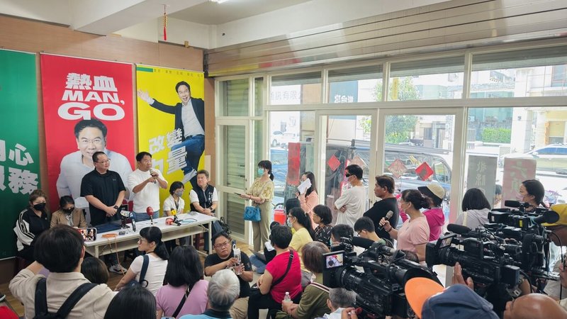 台中豐原某烤鴨業者7月底發生食物中毒案，民進黨籍市議員謝志忠（後左4）22日召開說明會，邀集市府相關單位、業者以及受害民眾出席，業者會中致歉，將委託保險公司受理賠償。（民眾提供）中央社記者趙麗妍傳真  114年8月22日