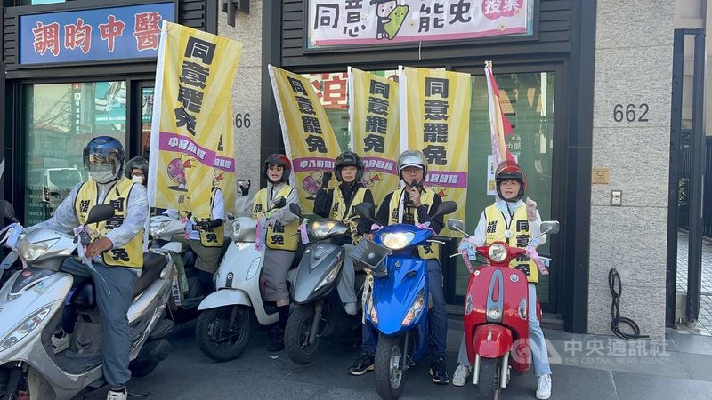 第2波罷免投票進入倒數,罷免國民黨立委江啟臣的公民團體「一罷擊臣」22日組成機車隊掃街,呼籲大家投下同意罷免票。中央社記者郝雪卿攝 114年8月22日