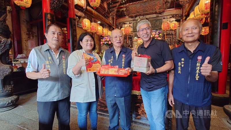 紙風車劇團籌劃在嘉義、台南、屏東演出「順風耳的新香爐」,團長任建誠(右2)22日到嘉義縣新港奉天宮參拜,並向媽祖祈求3000個香火,在這3場演出中發送。圖左3為奉天宮董事長何達煌。中央社記者蔡智明攝 114年8月22日