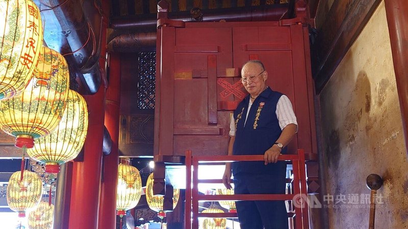 「鬼月封鐘鼓」為新港奉天宮百年傳統,董事長何達煌(圖)22日依傳統作法,先率隊上香祈福後,進行先「封鐘」再「封鼓」儀式,以防農曆7月期間讓來到陽間接受普度的先民與好兄弟受驚嚇。中央社記者蔡智明攝 114年8月22日
