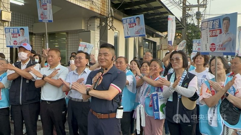 罷免投票前夕，中國國民黨籍立法委員顏寬恒（前中）22日晚間回防台中市沙鹿區，和志工徒步掃街，呼籲選民反惡罷，票投不同意。中央社記者趙麗妍攝  114年8月22日