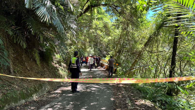 宜蘭縣頭城鎮山區21日發現一具棄屍,據了解是新竹縣竹東地區有人遭打死,凶嫌事後將屍體棄置於宜蘭。警方獲報後於現場拉起封鎖線展開偵辦。(讀者提供)