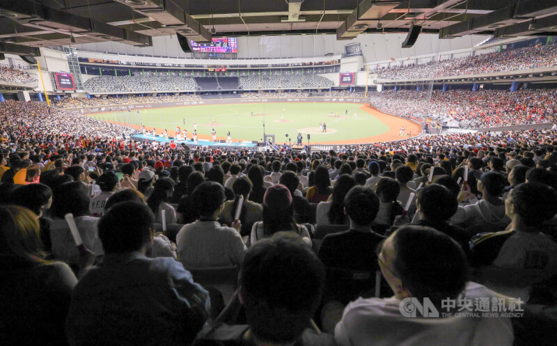 圖為台北大巨蛋舉辦中華職棒味全龍隊主場賽事。（中央社檔案照片）