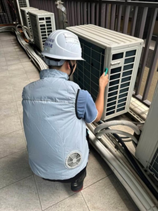 新北市勞檢處將風扇衣納入補助,並鼓勵雇主採購,提供勞工作為預防中暑等熱危害防護裝備。(新北市勞檢處提供)中央社記者王鴻國傳真 114年8月22日