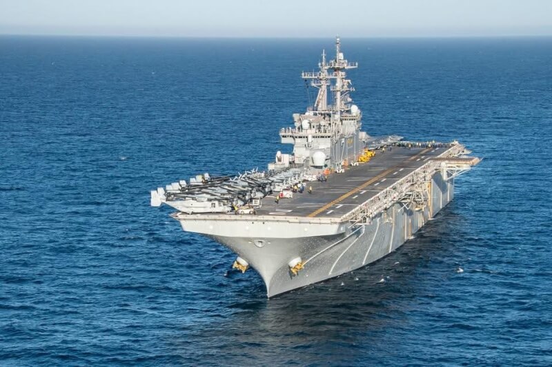 圖為同級兩棲攻擊艦艾薩克斯號。（圖取自facebook.com/USSESSEX）