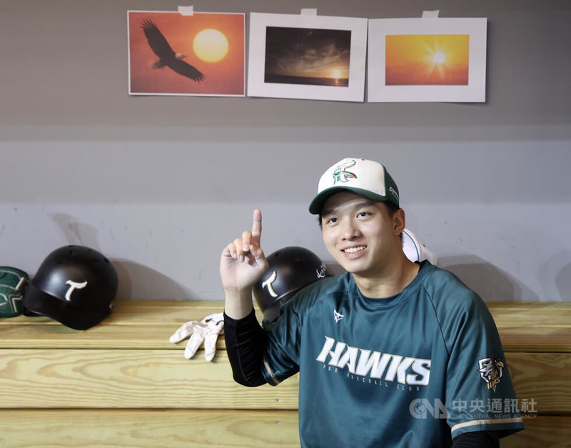 中華職棒台鋼雄鷹隊拚下半季戰績,22日特別把「太陽」請入台北大巨蛋,盼延續近期勝場氣勢。圖為球員曾子祐與休息區中的「太陽」合照。中央社記者張新偉攝 114年8月22日